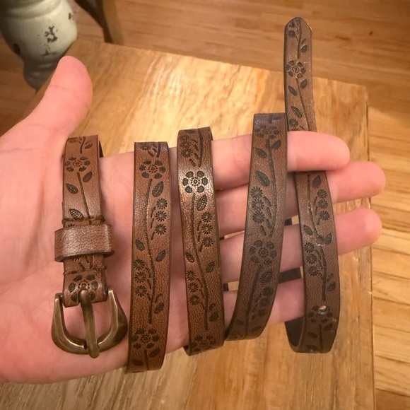Floral Embossed Brown Leather Belt
Full length 43
W 1/2 inch - Picture 1 of 2